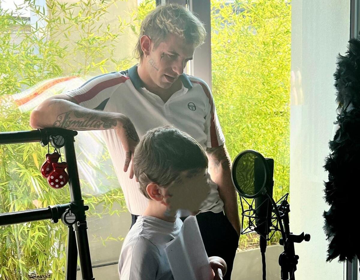 Il sogno realizzato di una canzone natalizia con Achille Lauro: la favola di Simone - 