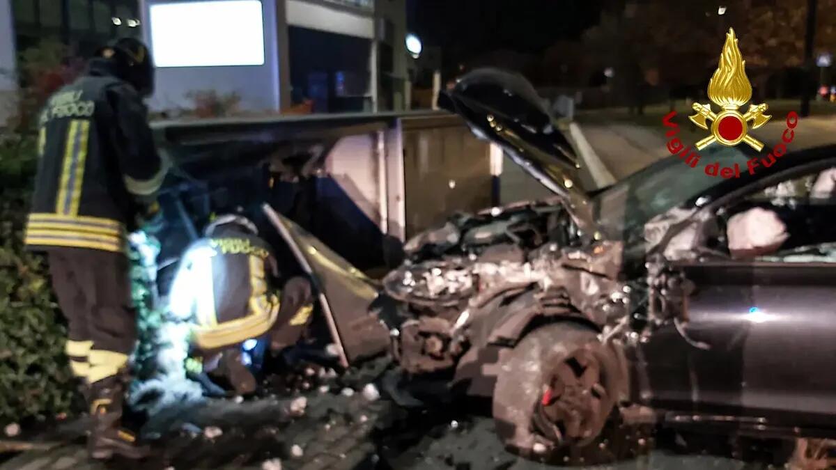 Auto si schianta contro centralina del gas: ferita la conducente e perdita di metano - 