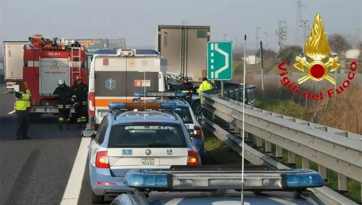 Colto da un malore alla guida del mezzo pesante: muore camionista in A23 - 
