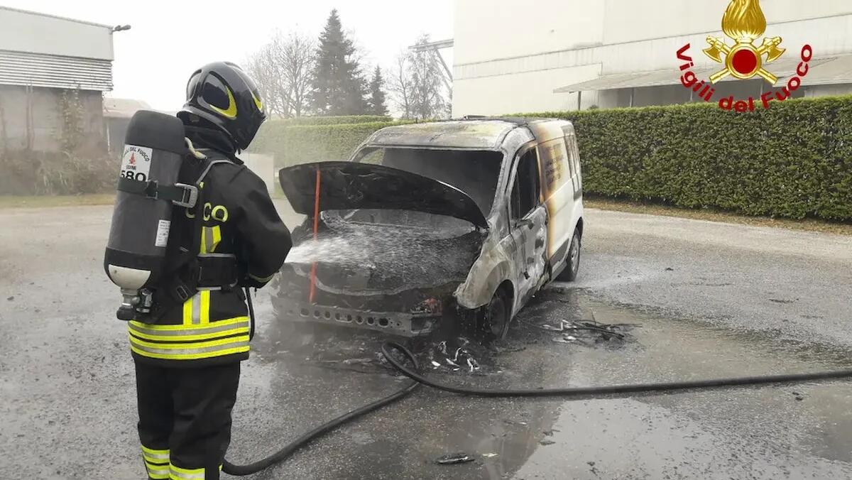 Furgone in fiamme a Reana del Rojale, l'incendio nel parcheggio di un piazzale - 