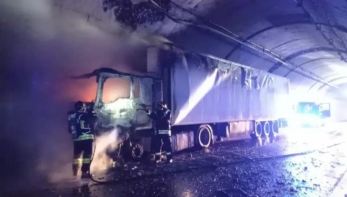 A23, camion frigo carico di carne avvolto dalle fiamme: autostrada chiusa in direzione sud - 