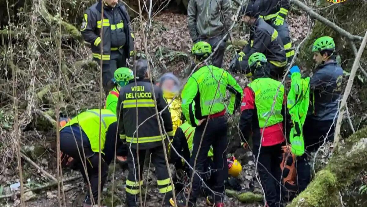 50enne scomparso, il padre lo cerca ed incontra il suo cane che lo conduce dall'uomo: il salvataggio - 