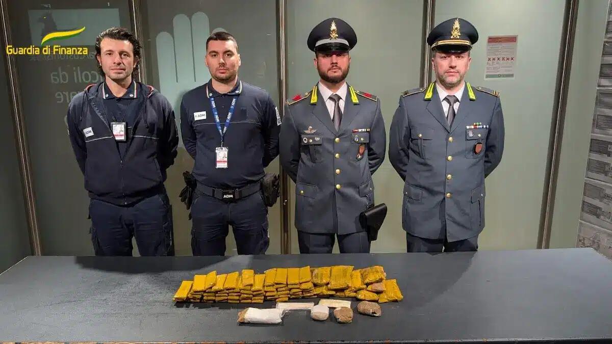 Anziano passeggero fermato all’aeroporto di Venezia: nascondeva 6,5 kg di eroina dentro snack per bambini - 