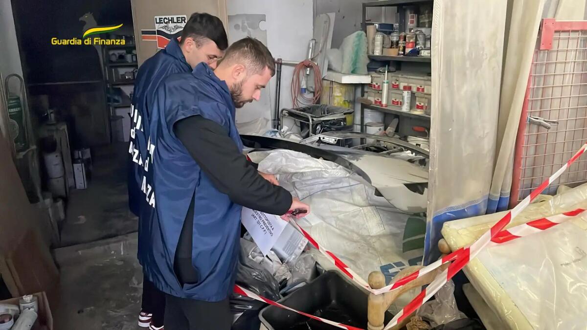 Carrozzeria impiegava lavoratore in nero e stoccava abusivamente rifiuti pericolosi: attività sospesa -