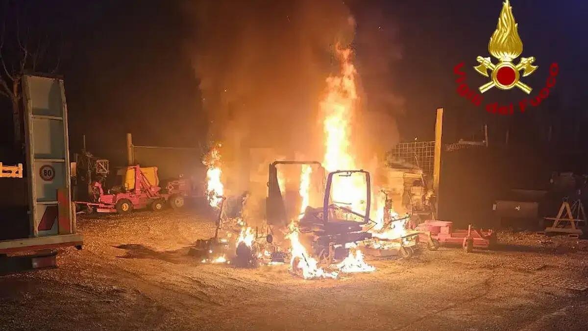 Trattorini rasaerba in fiamme in un'azienda a San Biagio di Callalta: distrutti, nessun ferito - 