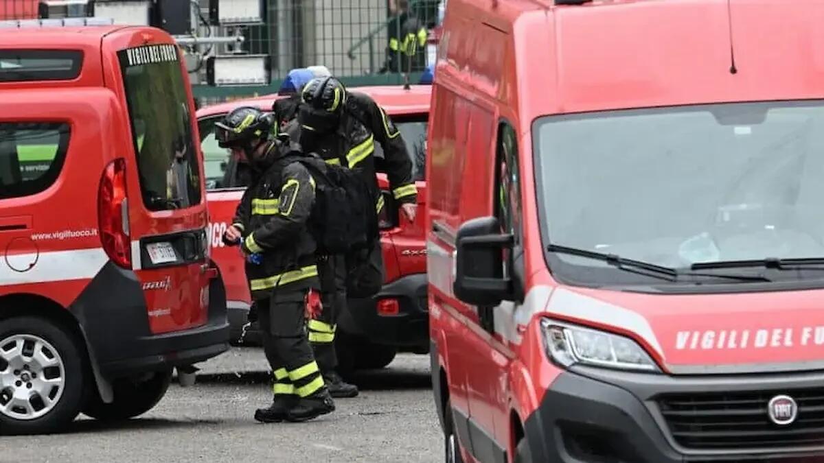 Momenti di paura in una scuola elementare: pezzo di intonaco si stacca dal soffitto di un'aula - 