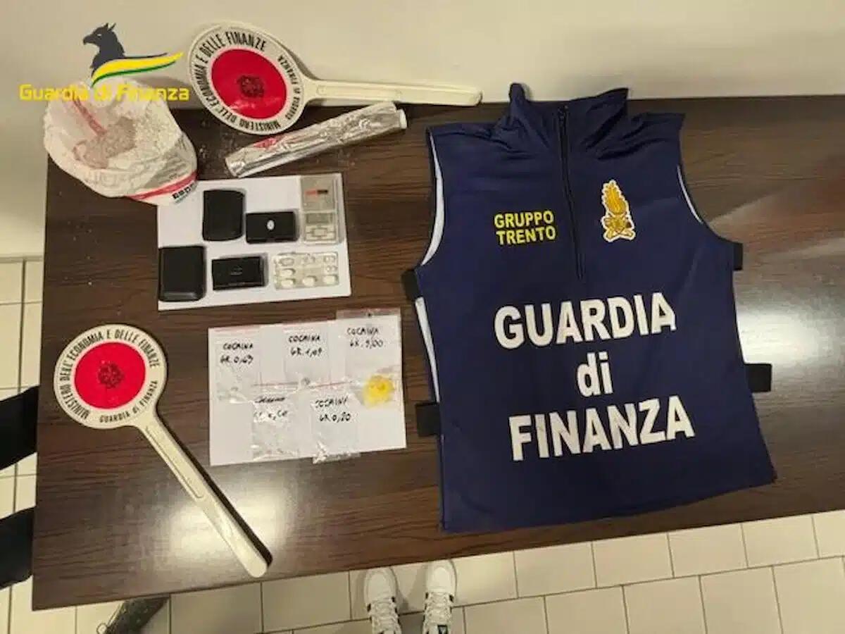 Pizzicato con 14 grammi di cocaina e materiali per confezionare la droga: arrestato 18enne tunisino - 