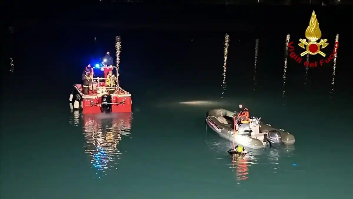 Spresiano, recuperato il corpo della 60enne nella Fiat 500L nel lago delle Bandie: è della donna scomparsa - 