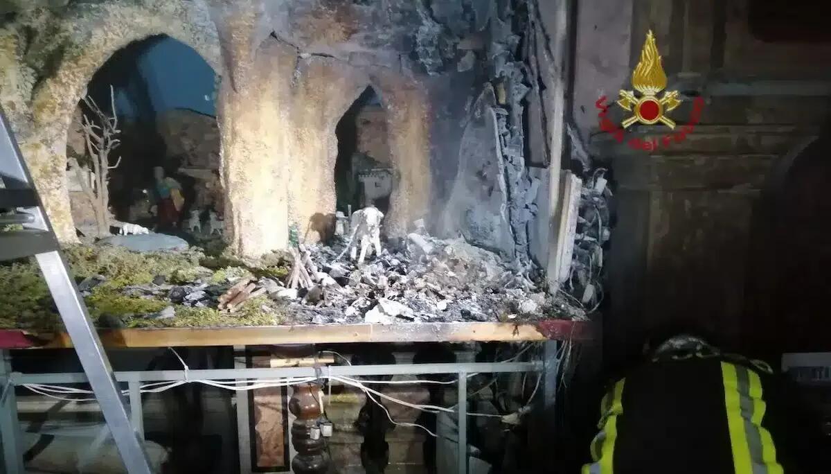 Prende fuoco il presepe in una chiesa: il fumo invade l'intero edificio, possibili danni alle opere d'arte - 