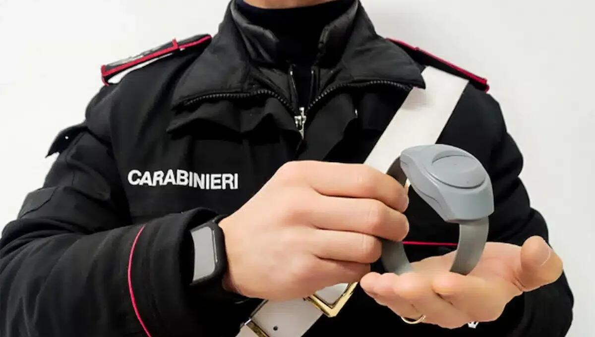 Seguiva in auto l'ex compagna, suona il braccialetto elettronico: arrestato 28enne recidivo -