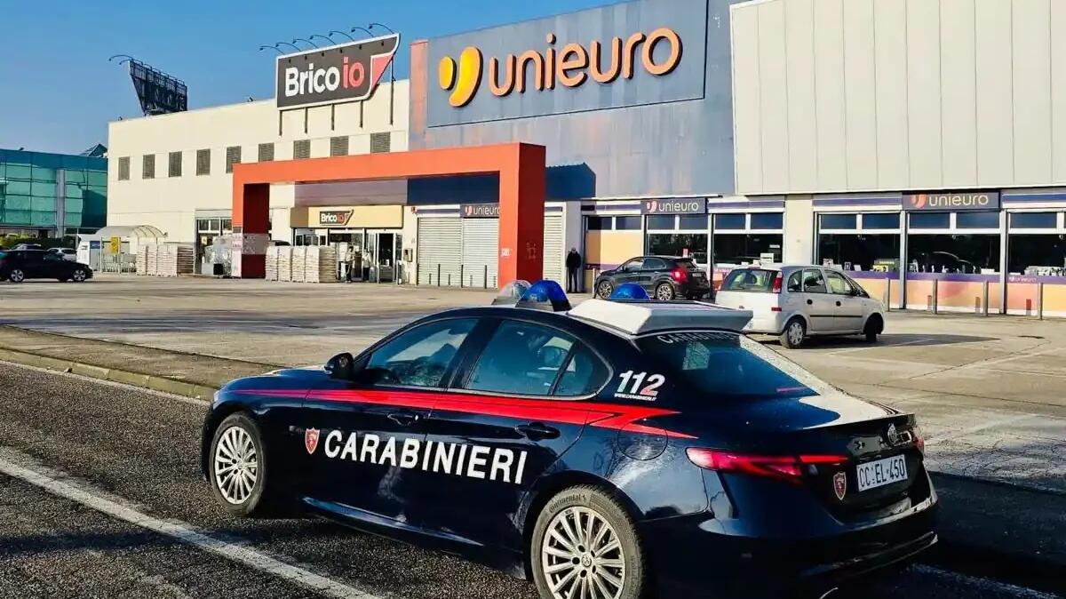 Sorpreso a rubare prodotti all'Unieuro: 33enne tenta la fuga, ma viene fermato dai carabinieri -