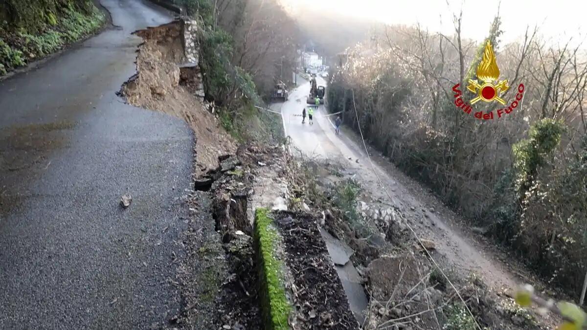Oltre 100 metri cubi di materiale crollano sulla carreggiata dopo una frana: viabilità bloccata - 