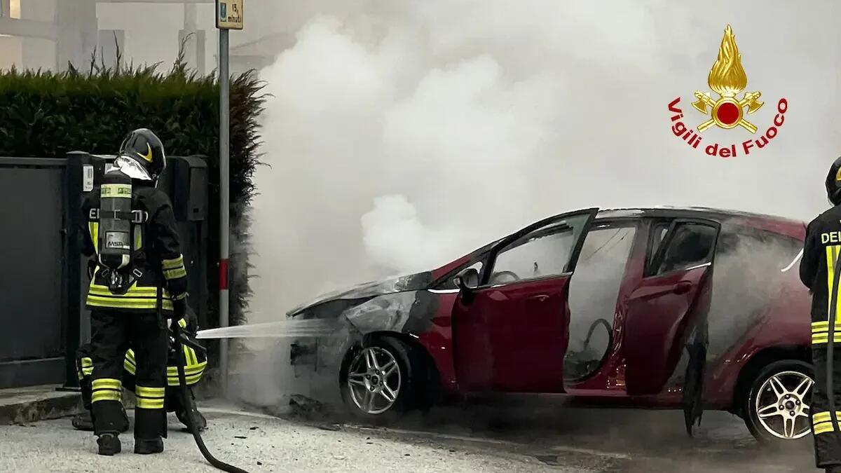 Auto a GPL parcheggiata prende fuoco: veicolo distrutto dalle fiamme - 