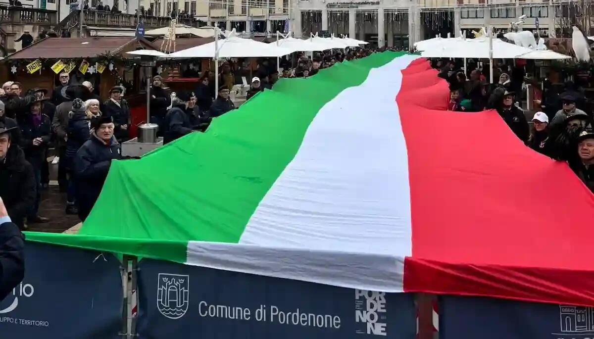 Celebrazione del Tricolore a Pordenone: i valori della bandiera italiana trasmessi alle nuove generazioni - 