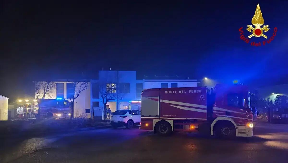Incendio in una galvanotecnica: in fiamme quadri elettrici e passerelle in plastica - 