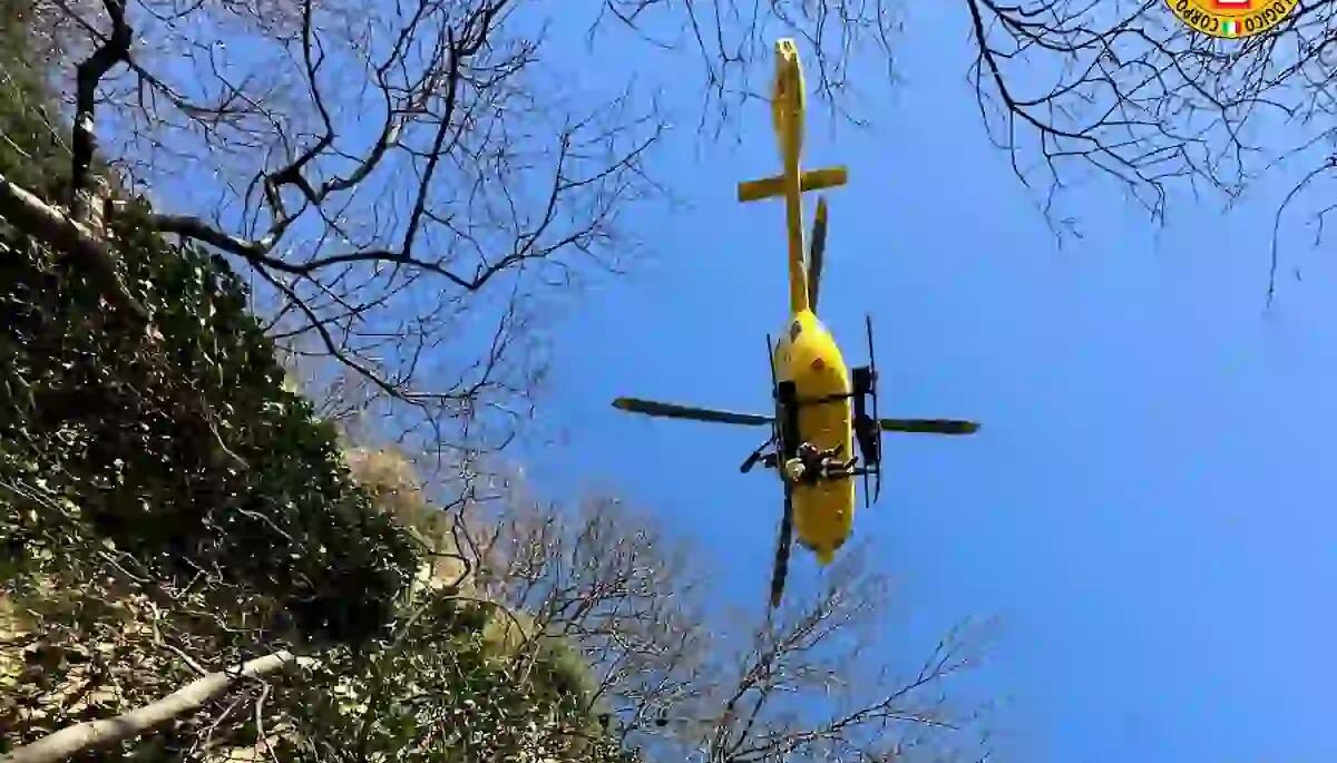Scivola da un salto di roccia e precipita per sette metri: ferita una coppia di escursionisti 50enni - 