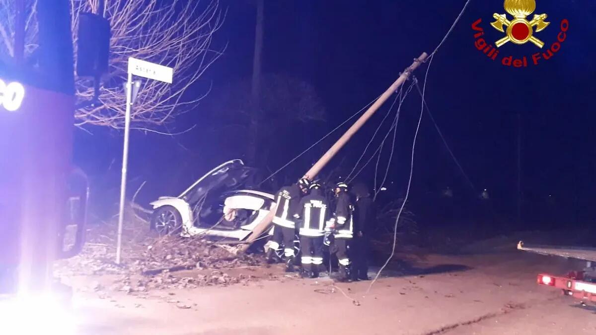 A folle velocità con la BMW contro due pali, esce dall'auto e scappa a piedi - 