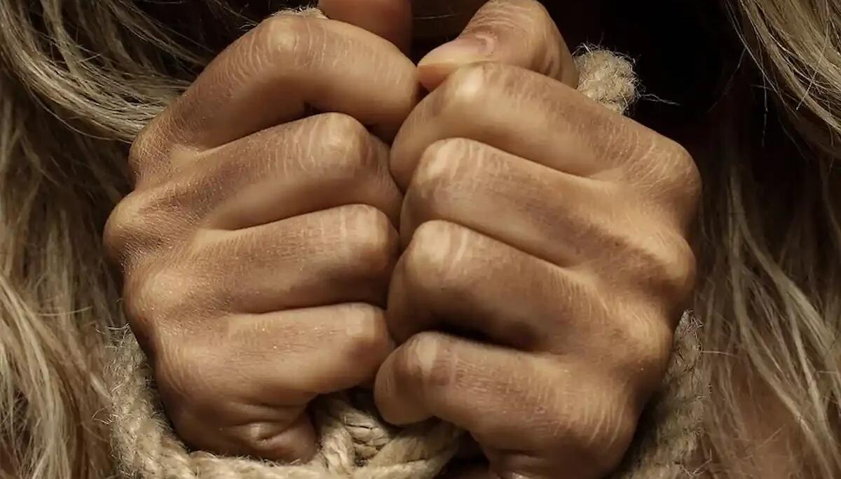 Aggredisce, minaccia con coltello e segrega l'ex in un agriturismo dopo averla legata: arrestato 40enne - 