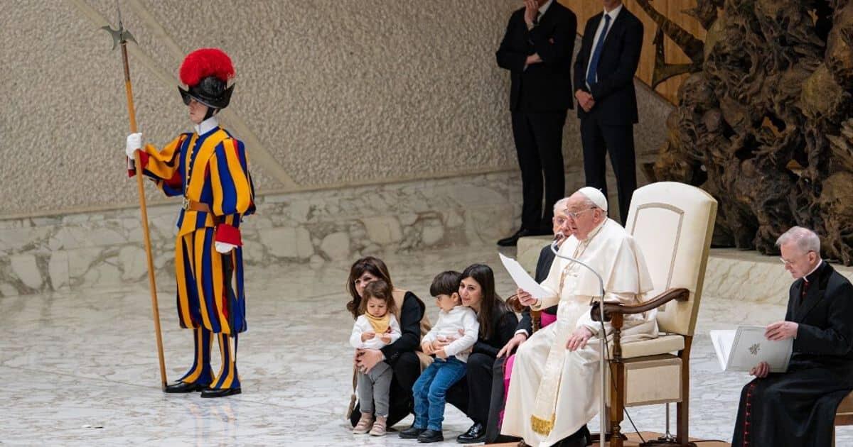 Papa Francesco: "L'abuso sui minori è atroce" - 