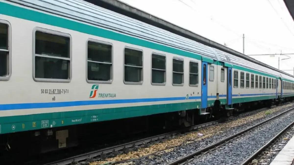 Panico alla stazione di Mestre: gas urticante spruzzato su un treno, passeggeri fuggono dai vagoni - 