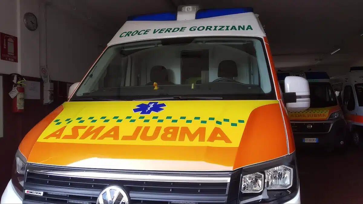 Precipita da un palazzo mentre lavora alla riqualificazione dell'edificio: ferito un operaio - 