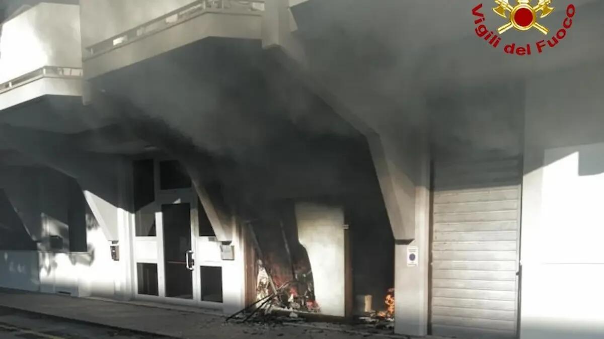 Paura in un condominio a Caorle: divampa un incendio da un garage, danni alla struttura - 