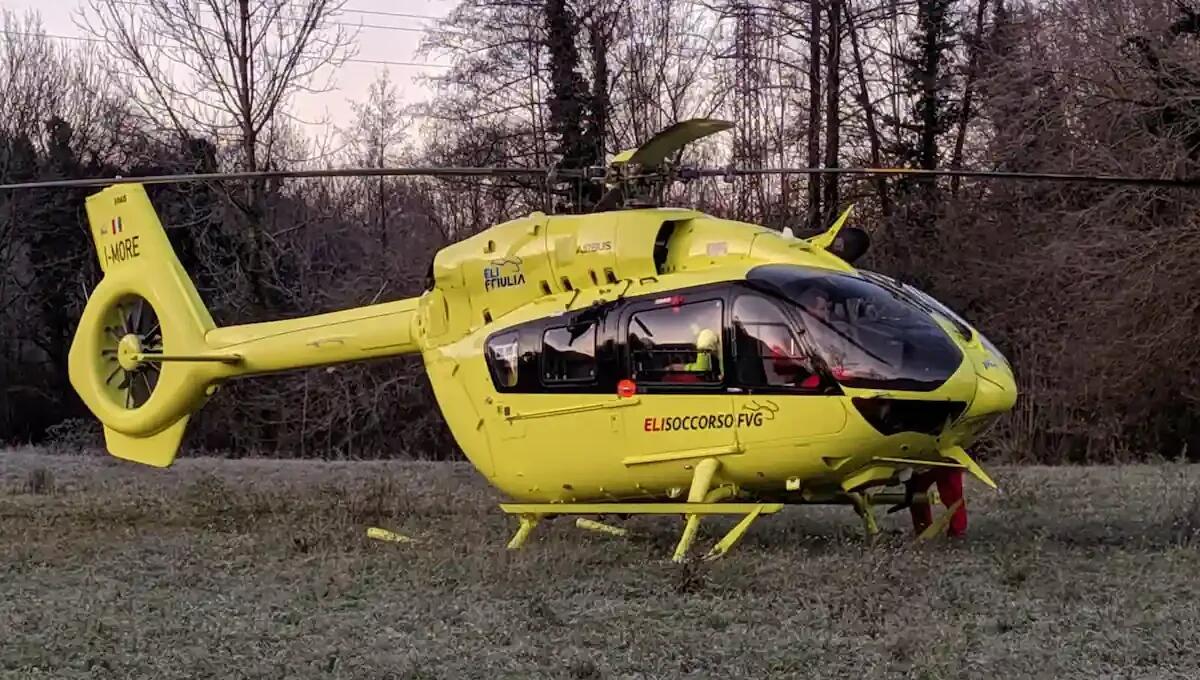 Forte vento sradica un albero che si abbatte su due operai al lavoro: elitrasportati d'urgenza all'ospedale - 
