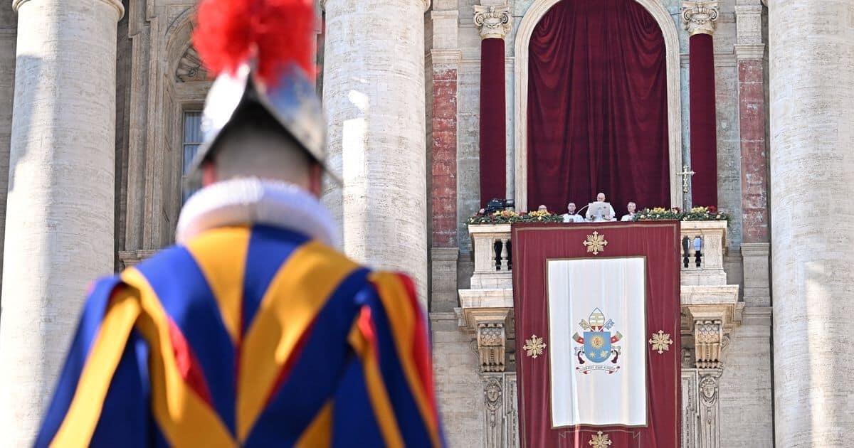 Papa Francesco elogia la Guardia Svizzera: 'Complimenti per la pazienza e il servizio fedele' - 