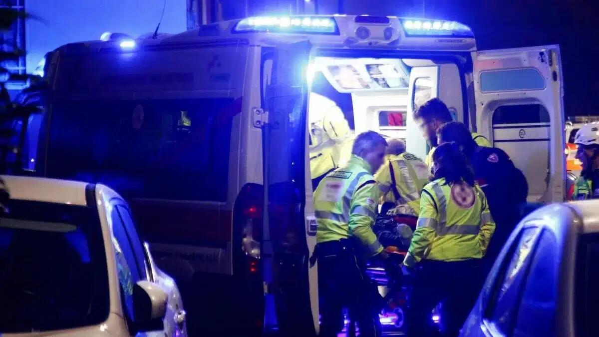 Perde il controllo della bici e si sposta a centro strada, furgone la centra in pieno: muore una 70enne - 