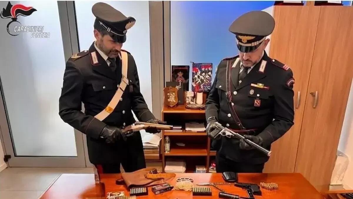 Fucile a canne mozze con 8 cartucce in casa: arrestato un 80enne, denunciato anche un 65enne - 