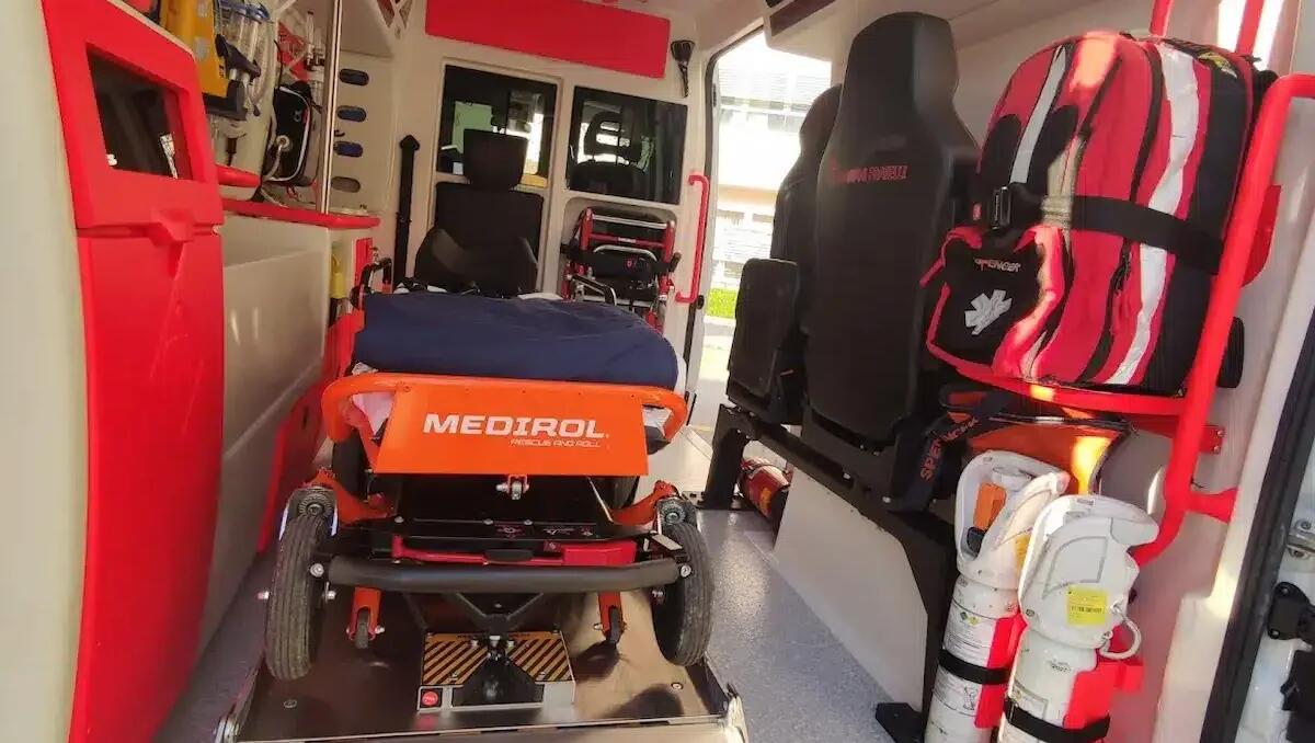 Scontro tra due auto al Bivio H, una finisce sul cordone che delimita la strada: un ferito lieve -
