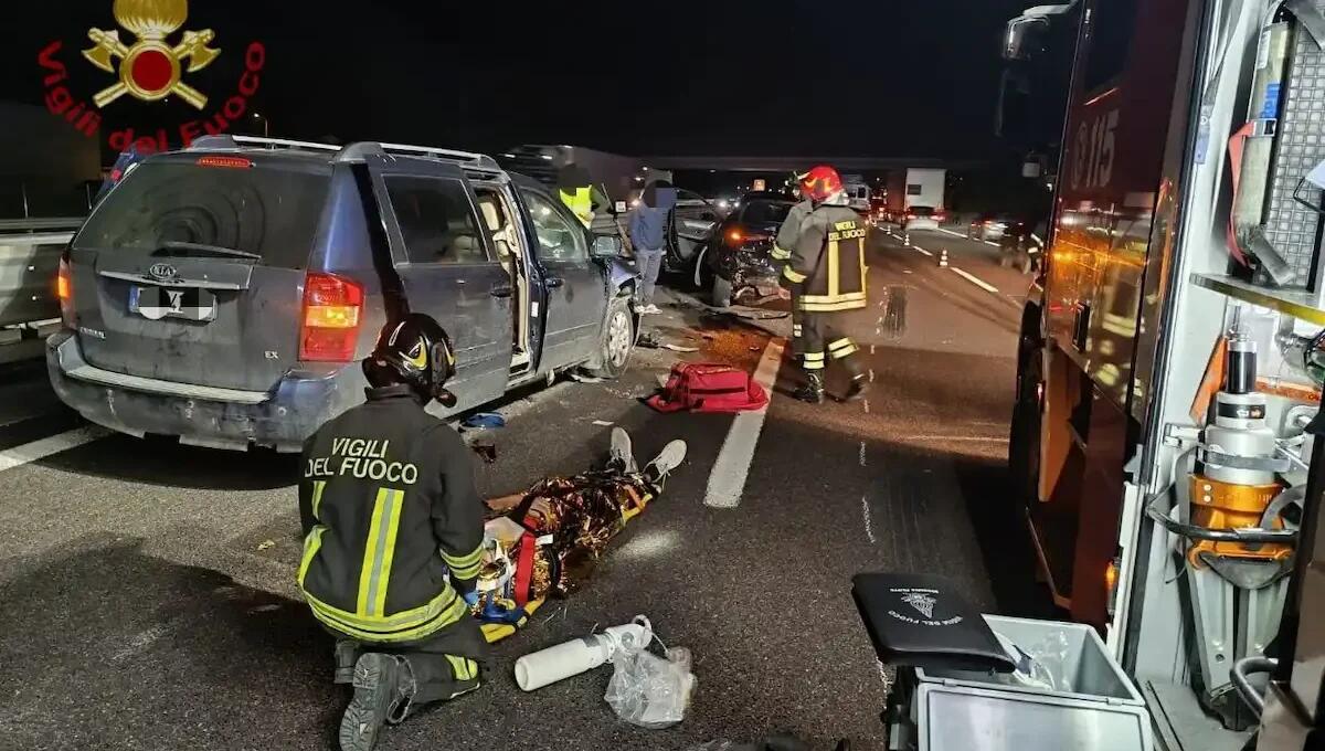 Paura in A4, incidente tra Tir e due auto: estratta dalle lamiere una donna, ferita - 