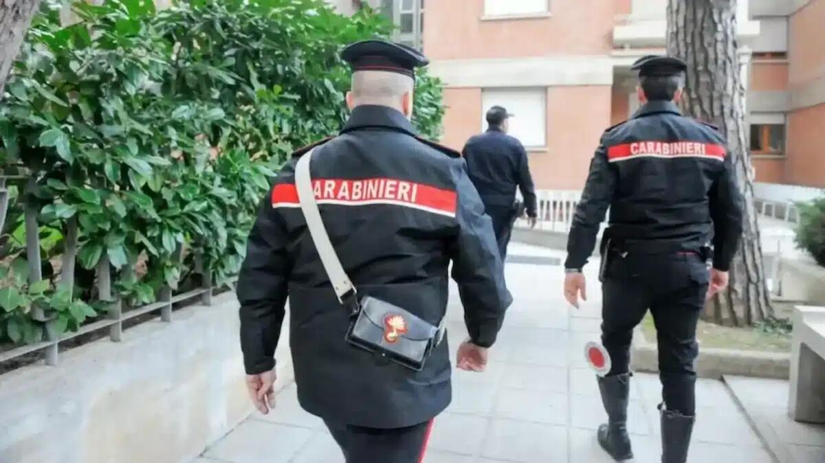 Rimane in mutande in pieno centro e terrorizza le persone armato di coltello: fermato dopo un'ora - 