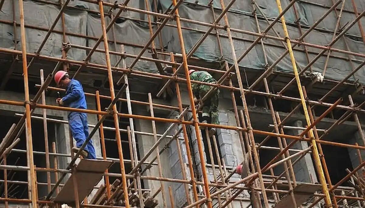 Un piano di calpestio staccatosi da un'impalcatura lo colpisce in testa: ferito operaio 47enne -