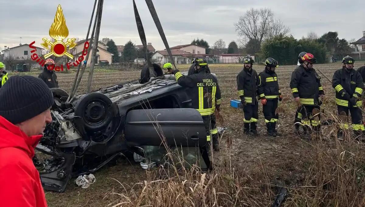 Auto si rovescia in un canale di scolo, nulla da fare per il conducente: deceduto giovane uomo - 