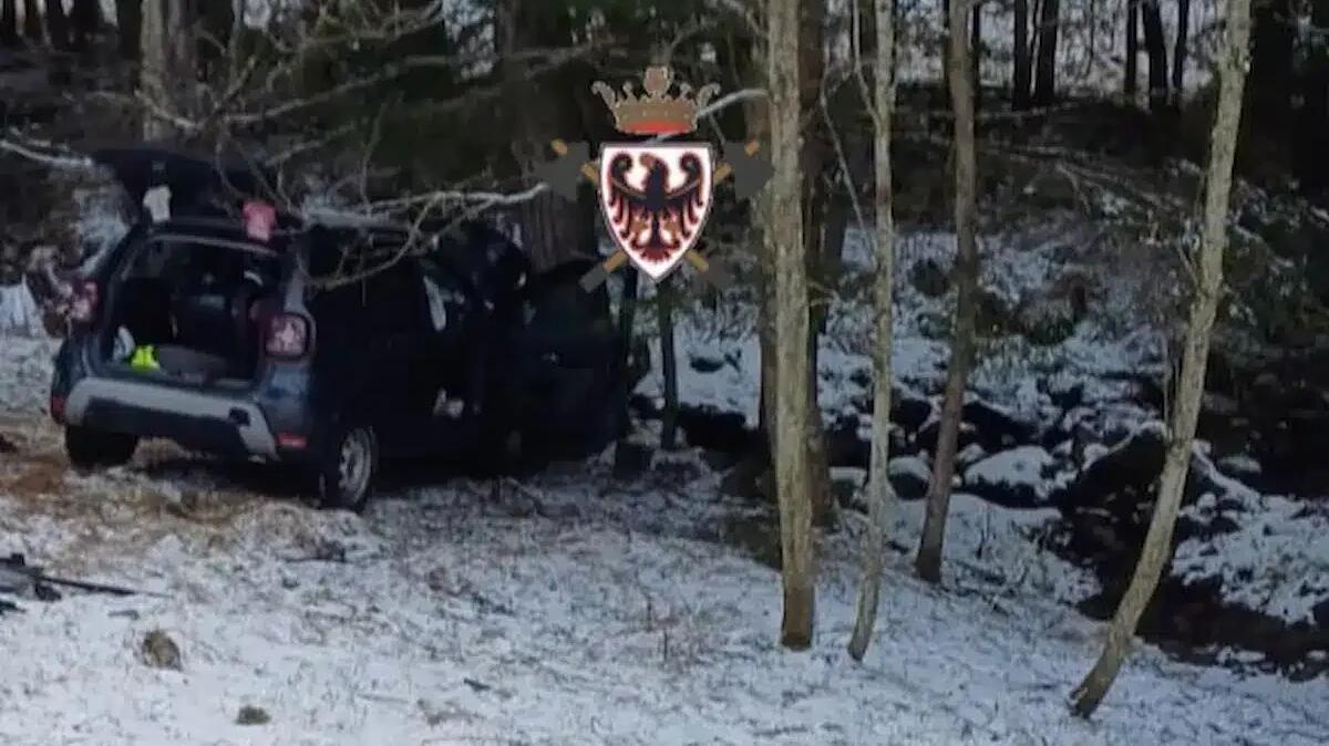 Auto esce di strada e precipita per 40 metri: grave una donna di 35 anni trasportata in codice rosso - 