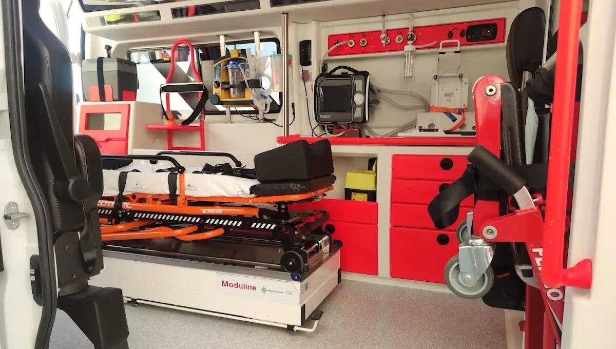 Investita da un furgone sulle strisce pedonali: è gravissima una 60enne, sequestrato il veicolo - 