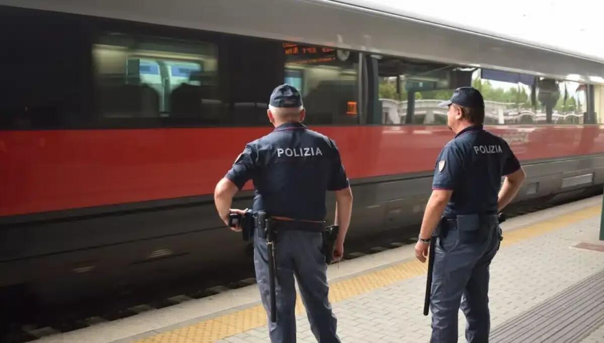 Si finge Carabiniere e si fa consegnare 16mila euro da due anziani: tenta la fuga in treno, fermato a Termini - 