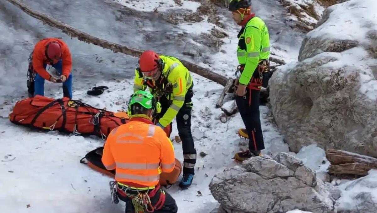 Precipita dalla cascata di ghiaccio a San Pietro di Cadore: grave un 37enne di Pordenone - 