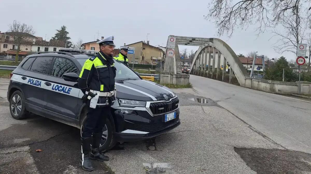 Causa un tamponamento a catena con due feriti: 35enne trovato senza patente e positivo all'alcoltest - 
