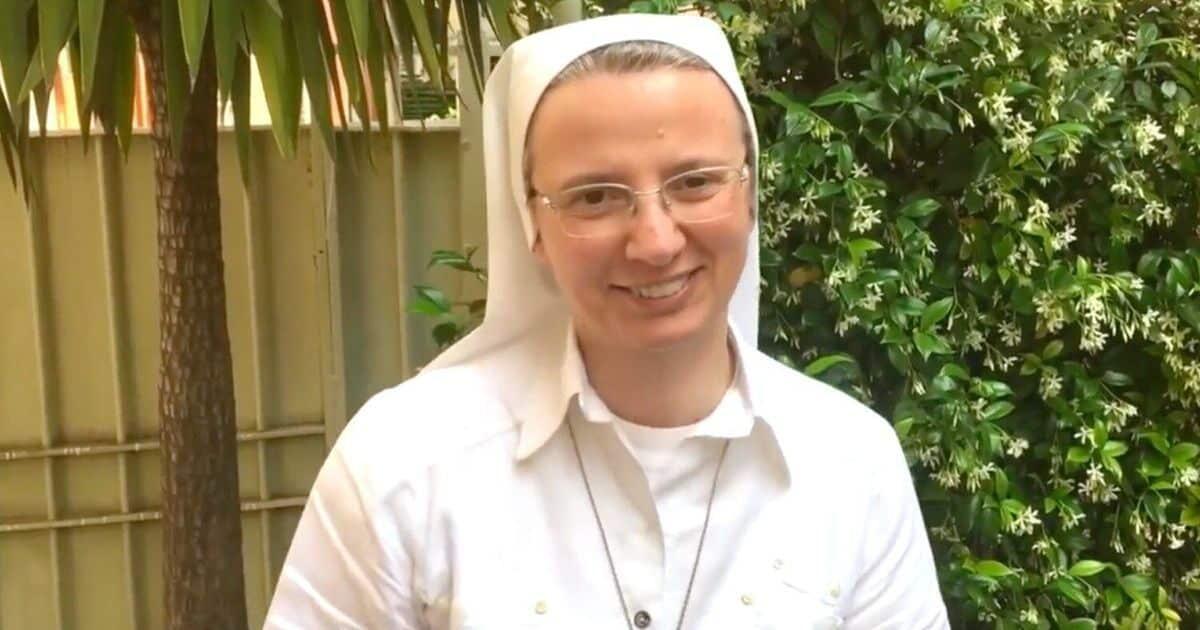 Suor Simona Brambilla: prima donna Prefetto in Vaticano, storica nomina accanto al Cardinale Fernandez Artime - 