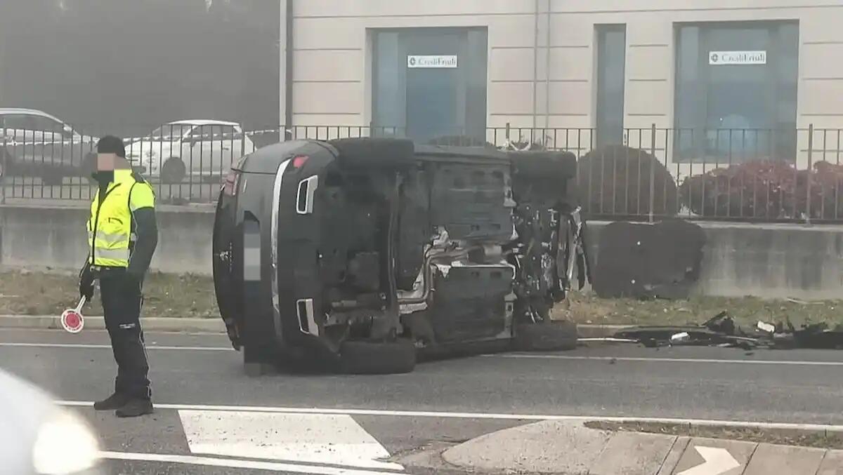 Incidente a Manzano, perde il controllo del suv: si schianta contro un muretto e il veicolo si ribalta - 