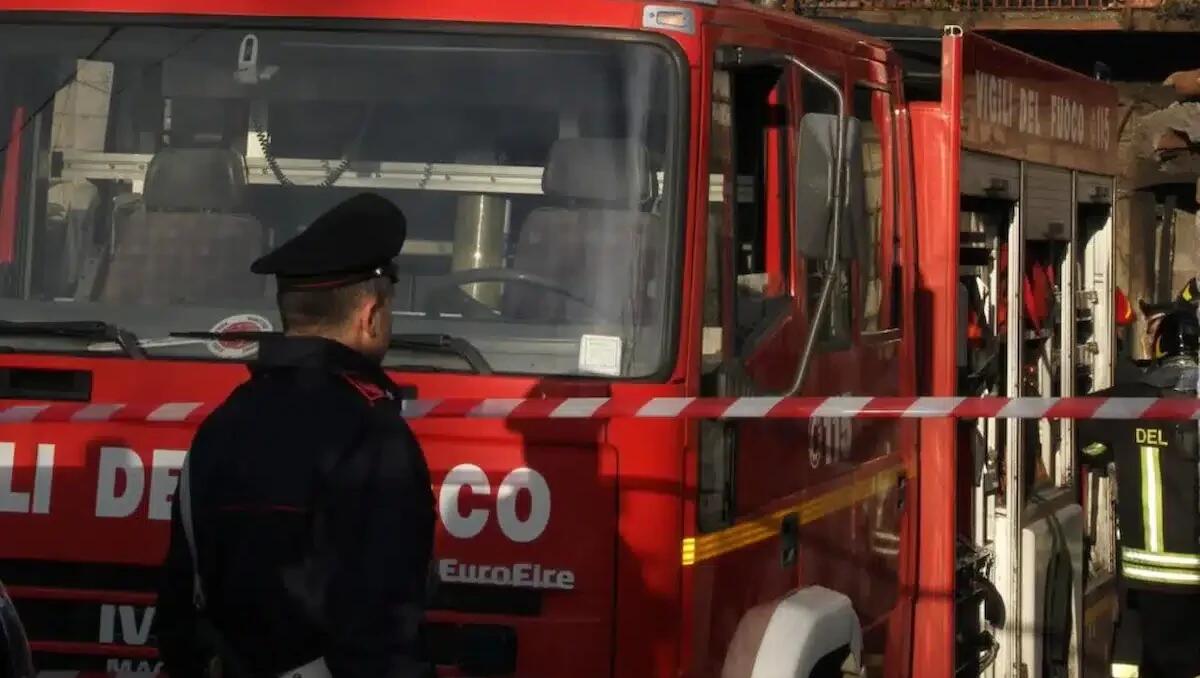 Perde aderenza in curva e finisce contro due veicoli nella corsia opposta: 3 feriti, tra cui un bambino - 