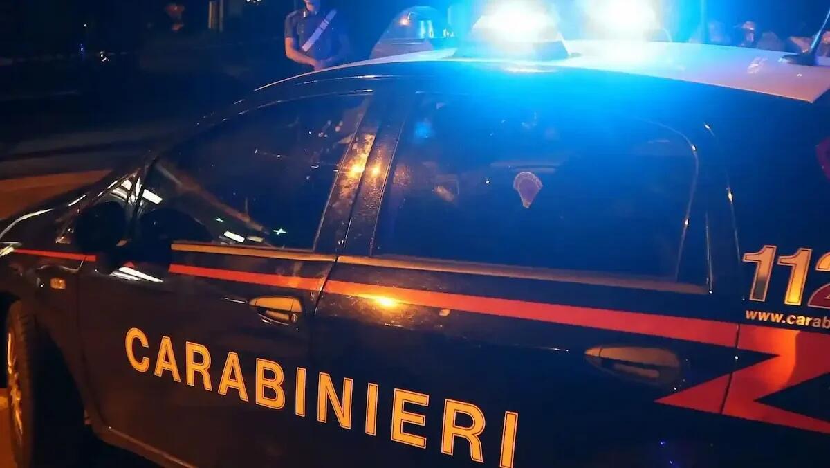Tira un pugno a un passante di 48 anni e poi aggredisce i carabinieri: denunciato un 19enne - 