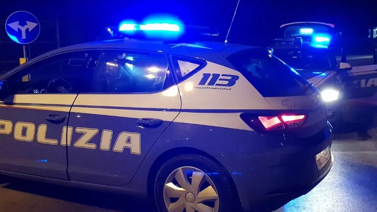 Picchia il cane con il guinzaglio di fronte ai passanti e poi aggredisce i poliziotti: arrestato un 51enne - 