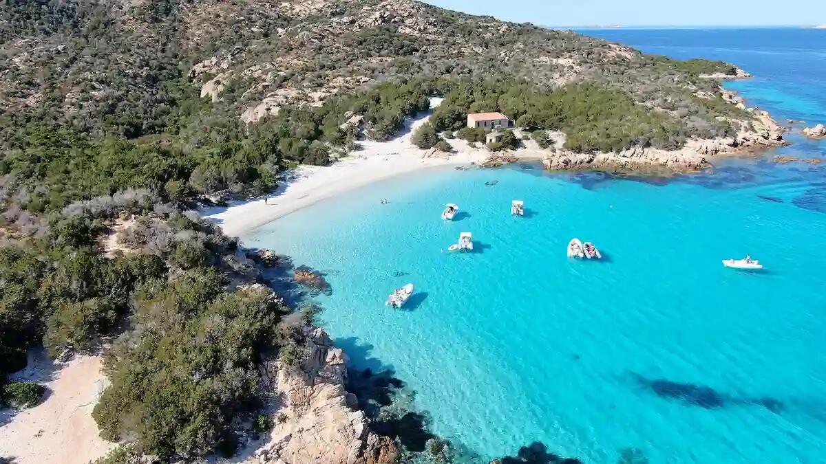 Escursioni in barca a La Maddalena: la guida completa ai tesori del Parco Nazionale - 