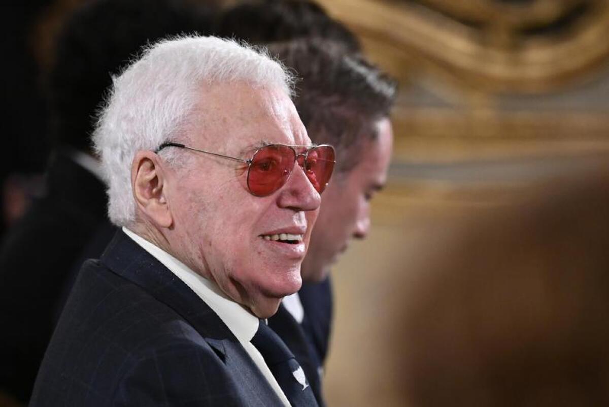 Nicola Pietrangeli lascia l'ospedale dopo operazione all'anca: visita inaspettata di Licia Colò - 