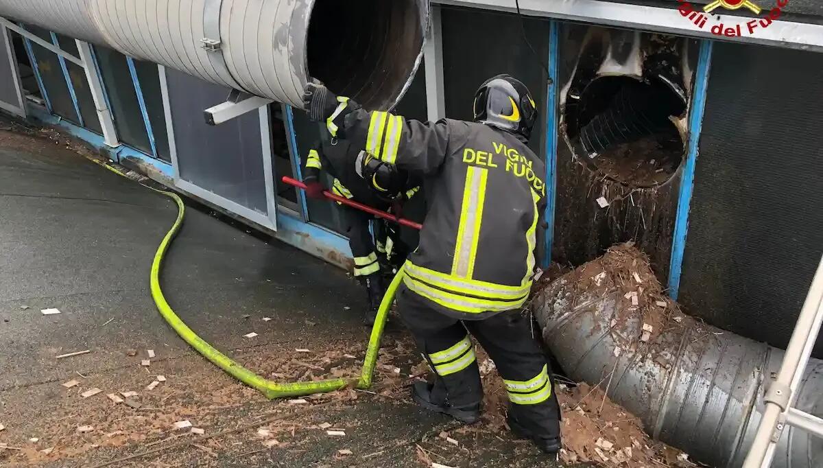 Incendio alla Veneta Cucine: le fiamme coinvolgono l'impianto di aspirazione delle polveri - 