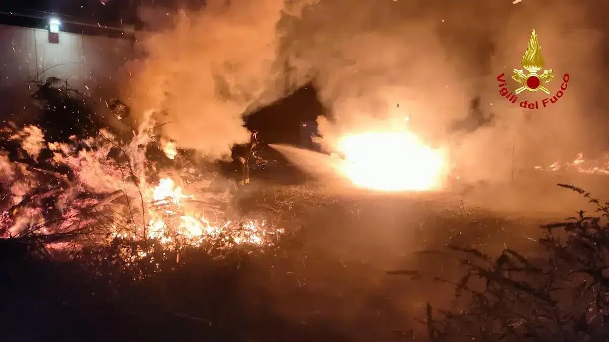 Fiamme devastano un campo agricolo: Vigili del Fuoco spengono il rogo dopo ore di intervento - 