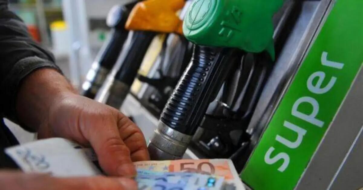 Prezzi benzina, ora tocca i 2,40 euro al litro in autostrada: quanto sono aumentati - 